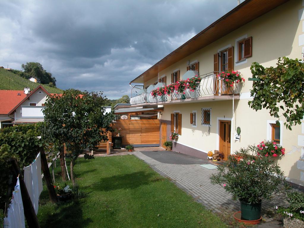 Апартаменты Winzerhof Familie Kloeckl Клёх Экстерьер фото